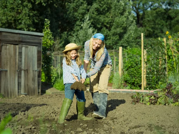 Μια Γυναίκα Και Ένα Κορίτσι Που Σκάβουν Έναν Κήπο — Φωτογραφία Αρχείου