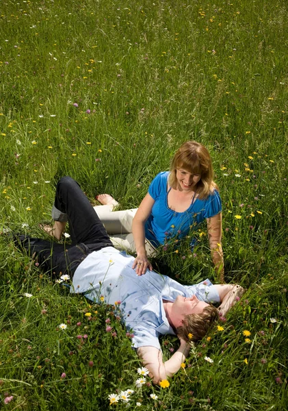 Feliz Pareja Acostada Hierba Con Flores —  Fotos de Stock