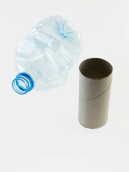 そして白で隔離をリサイクルの紙管 プラスチック ボトル — ストック写真