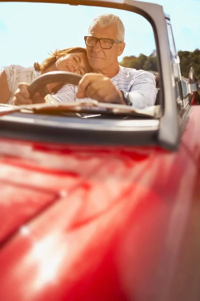 Hombre mayor conduciendo coche — Foto de Stock