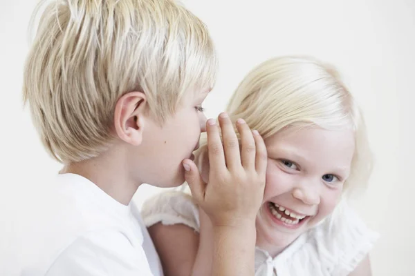 Jonge Jongen Fluisterend Het Oor Van Meisje — Stockfoto