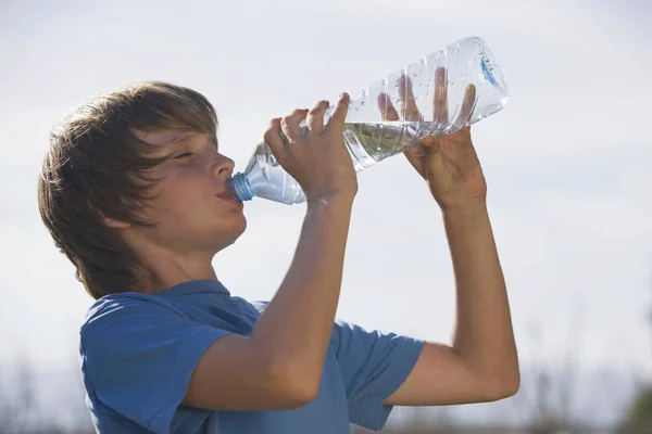 Niedriger Winkel Des Jungen Der Wasser Trinkt — Stockfoto