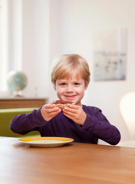 Αγόρι Τρώγοντας Ρολό Ψωμιού — Φωτογραφία Αρχείου