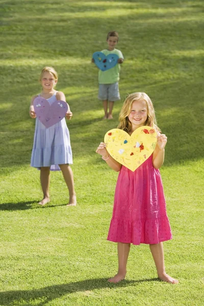 Jonge Kinderen Met Een Papieren Hart — Stockfoto