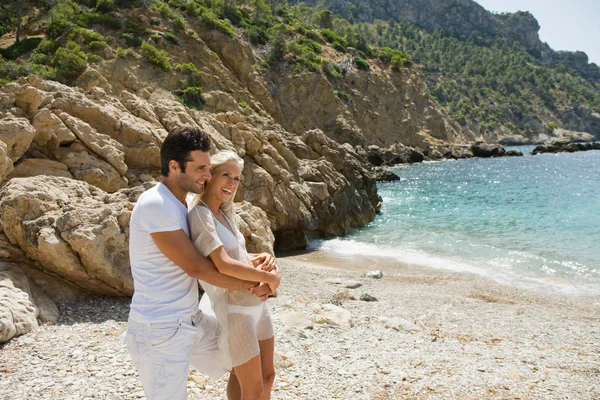 Zijaanzicht Van Een Jong Koppel Omhelzen Elkaar Strand — Stockfoto