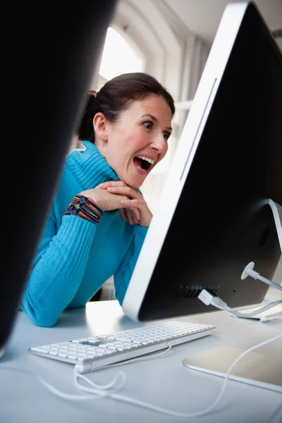 Mujer con las manos apretadas sentado en el ordenador — Foto de Stock
