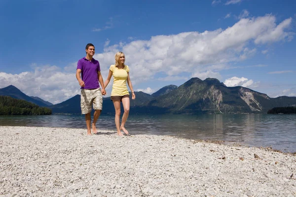 Couple se promenant au bord du lac — Photo