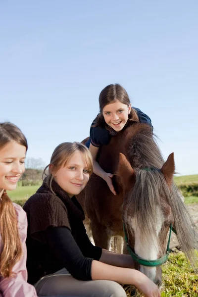 Amigos Com Cavalo Campo — Fotografia de Stock