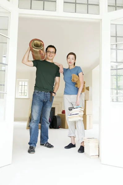 Paar Posiert Mit Gepackten Sachen Hause — Stockfoto