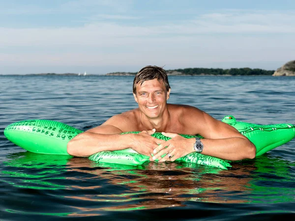 Man Inflatable Crocodile — Stock Photo, Image