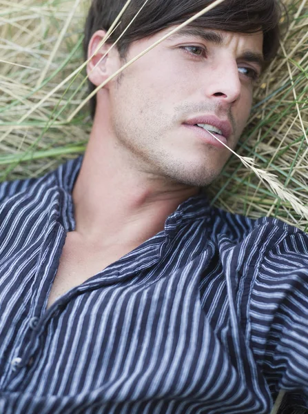 在草地上放松的年轻人 — 图库照片
