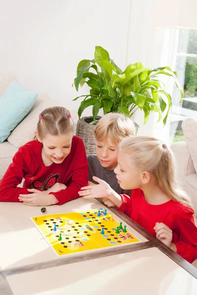 Children playing board game — Stock Photo, Image