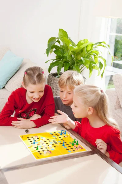 Jogos da menina foto de stock. Imagem de infância, jogar - 31160130