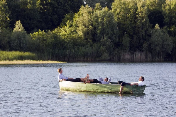 Trois Hommes Affaires Relaxant Bateau Rames — Photo