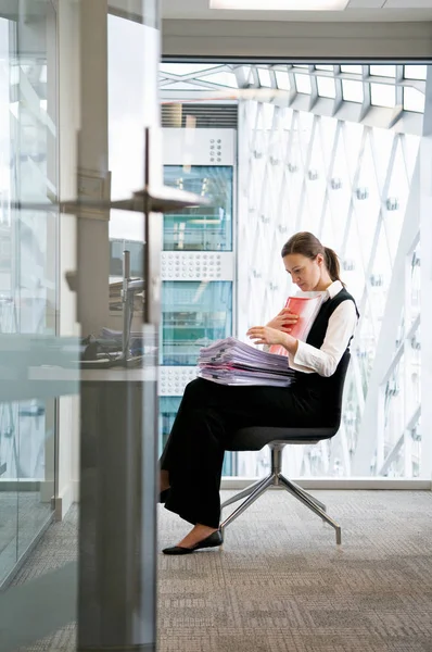 Una Mujer Negocios Revisando Archivos — Foto de Stock