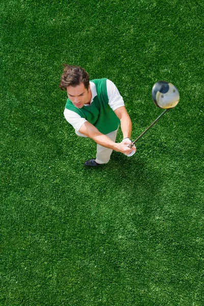 Uomo Che Gioca Golf Sul Campo — Foto Stock