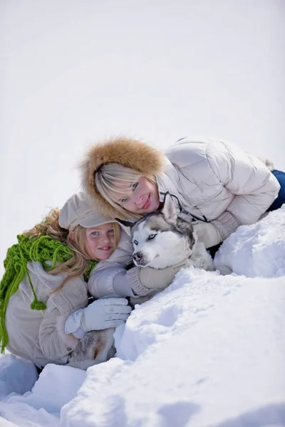 Kobieta i córka z husky — Zdjęcie stockowe