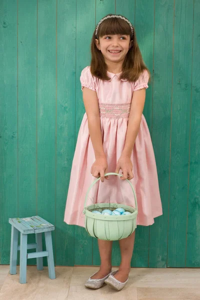 Młoda Dziewczyna Koszyka Przygotowanie Wielkanocy — Zdjęcie stockowe
