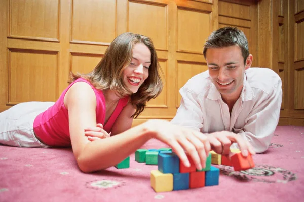 Couple Jouant Avec Des Blocs Bois — Photo