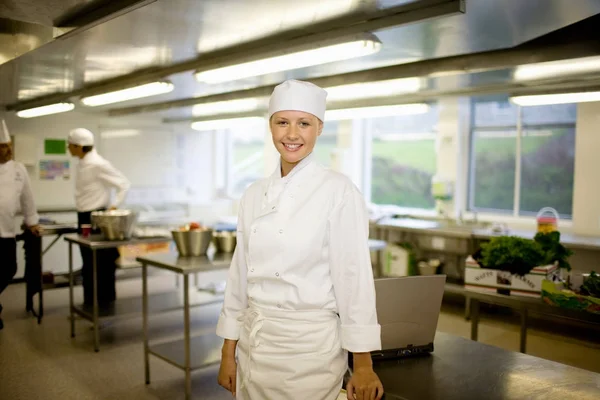 Portret Van Een Lachende Vrouwelijke Chef — Stockfoto
