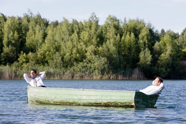 Deux Hommes Affaires Relaxant Barque — Photo