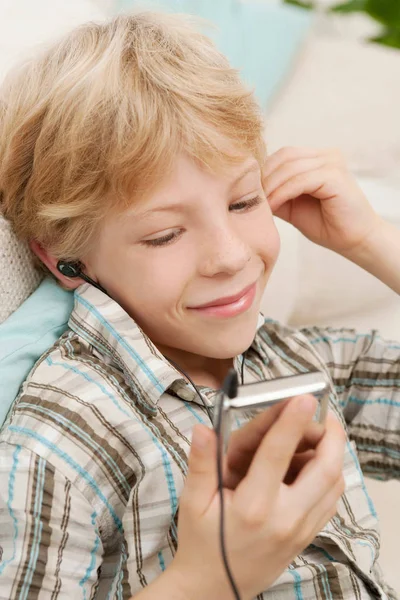 Niño escuchando música — Foto de Stock