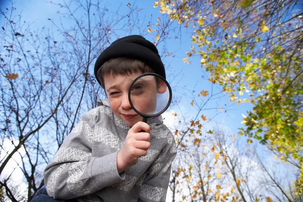 Menino Olhando Através Lupa — Fotografia de Stock