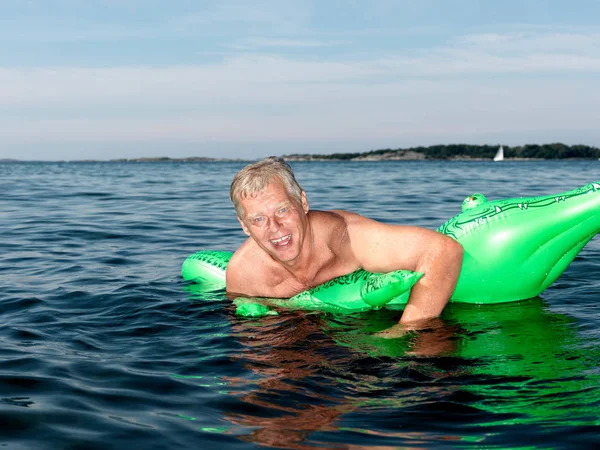 Senior Man Uppblåsbar Krokodil — Stockfoto