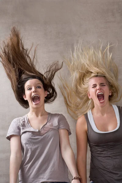 Подростки смеются вместе и прыгают — стоковое фото