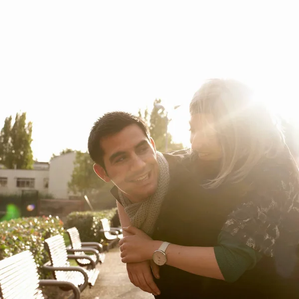 Vrouw Knuffelen Man Park — Stockfoto