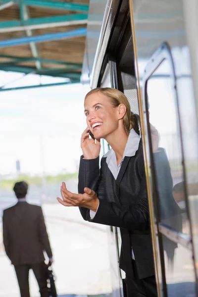 Kobieta Interesu Rozmawiać Telefon Wejście Pociągu — Zdjęcie stockowe