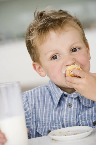 Νεαρό Αγόρι Τρώει Γλυκό Μπουλέττα Στο Σχολείο Παιχνιδιού — Φωτογραφία Αρχείου