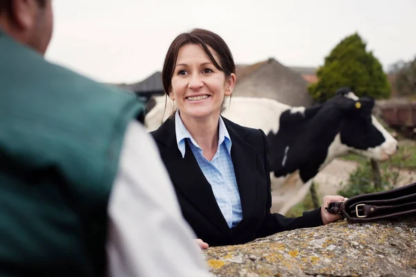 Affärskvinna Talar Till Jordbrukare — Stockfoto