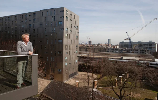 Homme Debout Sur Balcon — Photo