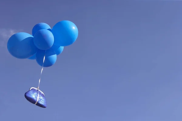 Сумочка Летит Воздушными Шарами Ясном Голубом Небе — стоковое фото