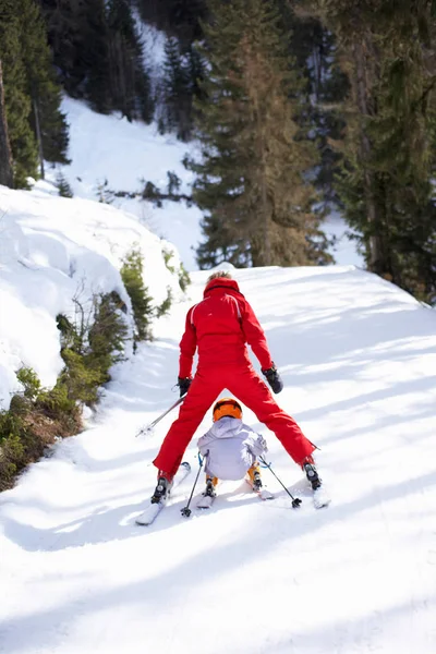 スキーのレッスンを受けた女性と少女 — ストック写真