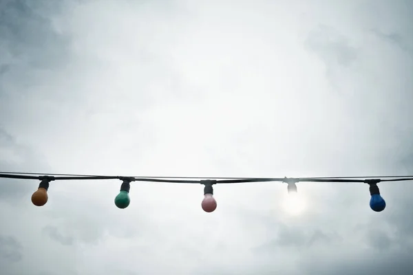 Bombillas contra el cielo — Foto de Stock