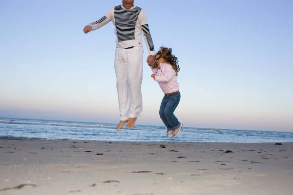 Familie Springt Strand — Stockfoto