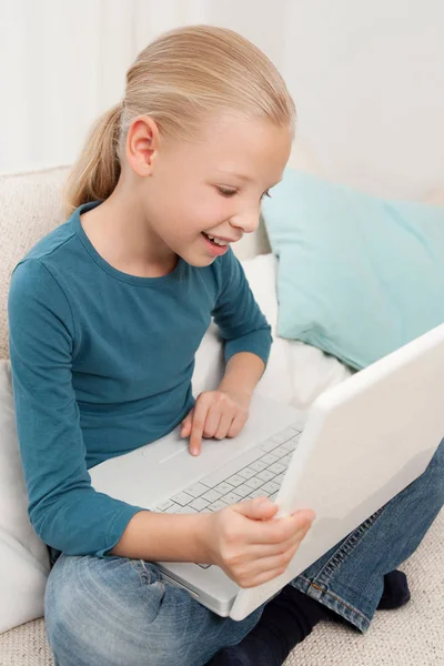 Menina usando laptop — Fotografia de Stock