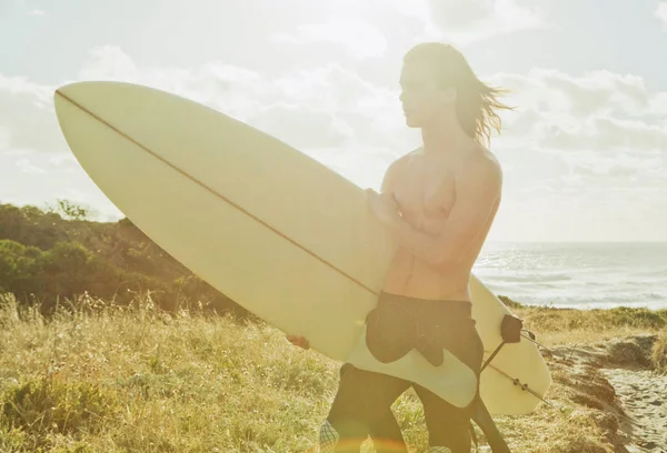 Hombre sosteniendo tabla de surf —  Fotos de Stock