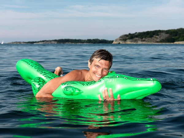 Man Inflatable Crocodile — Stock Photo, Image