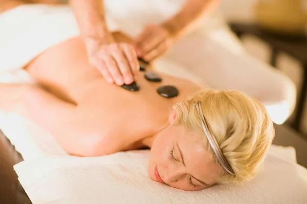 Masseuse doing massage to blonde woman — Stock Photo, Image