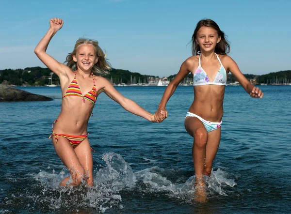 Mädchen Laufen Wasser — Stockfoto