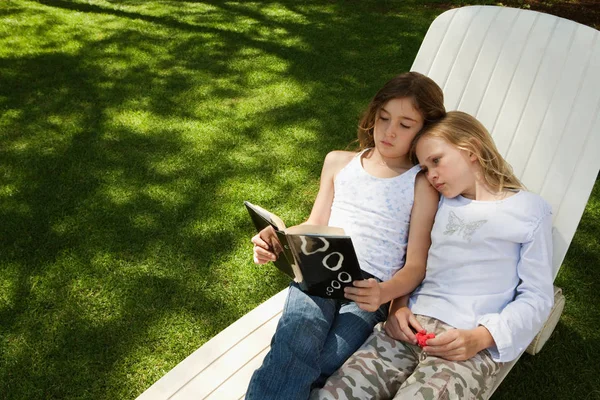 Meisjes samen met het lezen van boek — Stockfoto