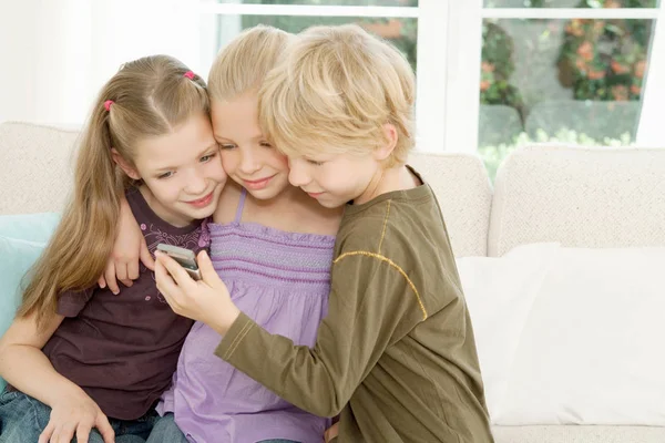 Niños mirando el teléfono móvil — Foto de Stock