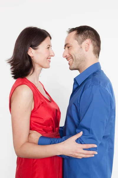 Par som omfamnar varandra — Stockfoto