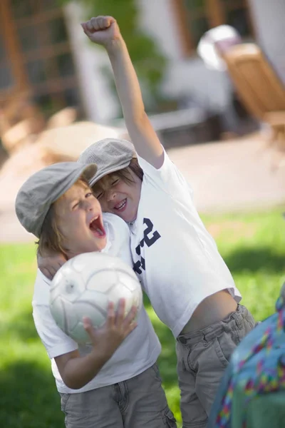 Dos hermanos abrazándose. — Foto de Stock