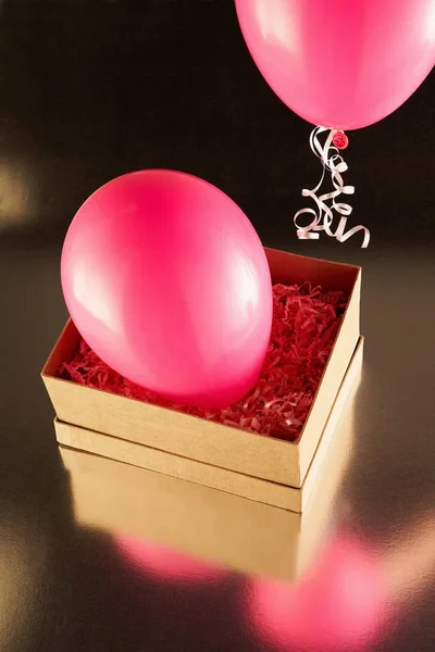 Caja con globos rosados —  Fotos de Stock