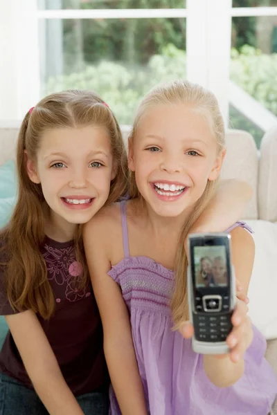 Chicas mostrando la imagen en el teléfono — Foto de Stock