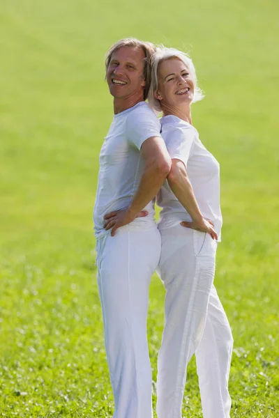 Couple standing back to back — Stock Photo, Image